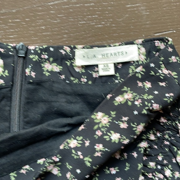 Two L.A.Hearts ruched floral mini skirts - Picture 2 of 2